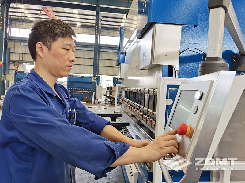 欧宝体育APP下载(中国)官方网站
生产车间-数控折弯机调试中